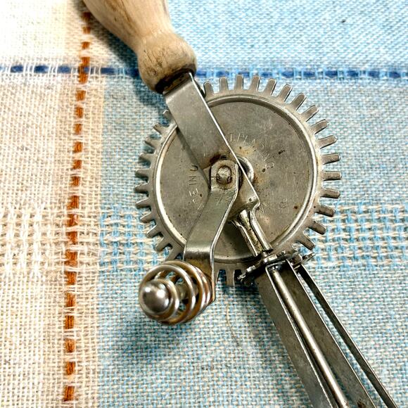 Vintage Hand Crank Egg Beater – Made in USA, Metal & Wood Handle Mixer - Picture 11 of 12
